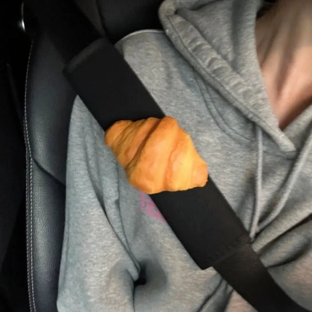 Protège-Ceinture 3D Squishy Forme Bagel Croissant - ConfortVoiture.fr