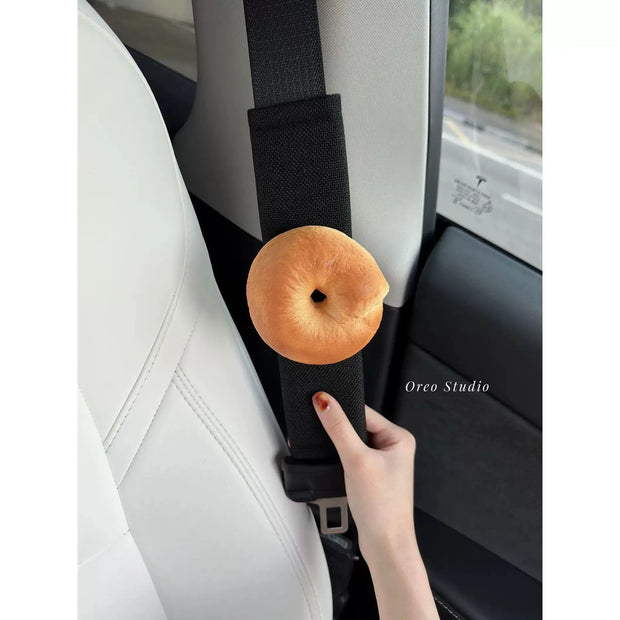 Protège-Ceinture 3D Squishy Forme Bagel Croissant - ConfortVoiture.fr