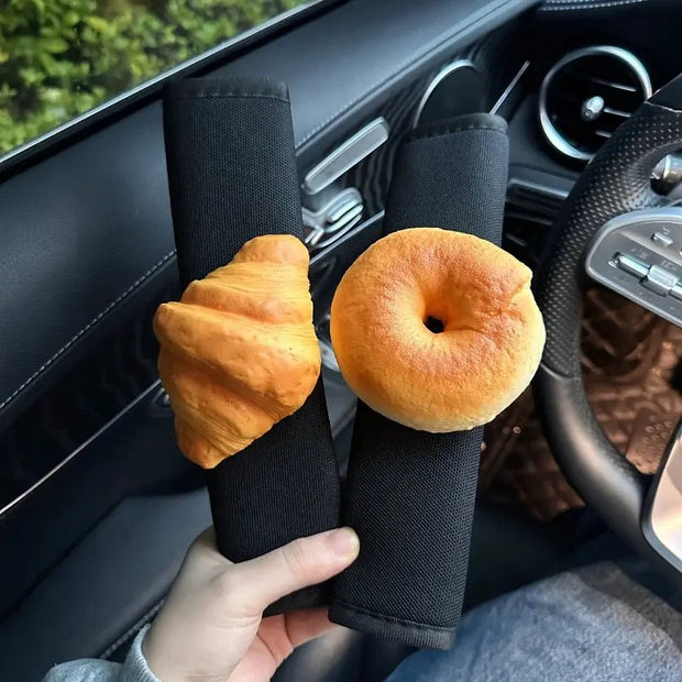 Protège-Ceinture 3D Squishy Forme Bagel Croissant - ConfortVoiture.fr