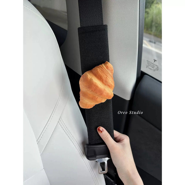 Protège-Ceinture 3D Squishy Forme Bagel Croissant - ConfortVoiture.fr