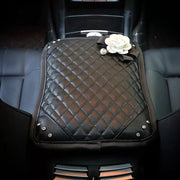 Couvre-Console En Cuir Noir Avec Camélia Noir Et Blanc - ConfortVoiture.fr