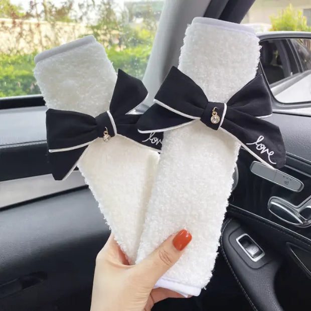 Protège-Ceinture En Laine Sherpa Avec Noeud Noir - ConfortVoiture.fr