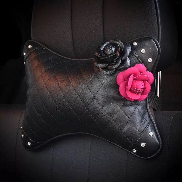 Coussin Repose-Tête Voiture GiveMOJO Camélia Rose Et Noir - ConfortVoiture.fr