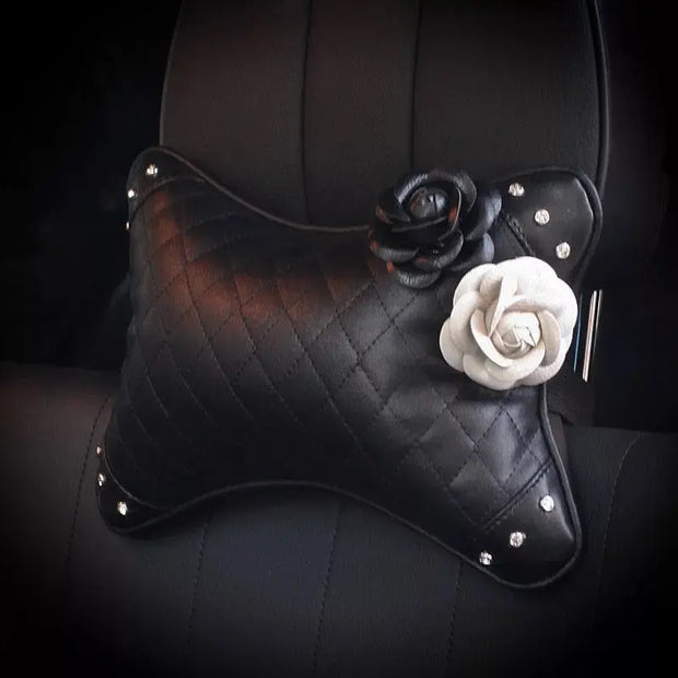 Coussin Repose-Tête Voiture Motif Camélias Noir Et Blanc - ConfortVoiture.fr