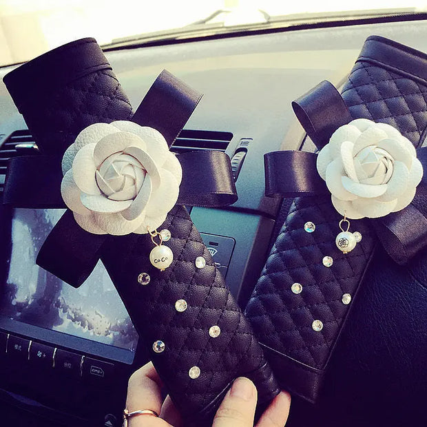 Protège-Ceinture Cuir Camellia Avec Strass - ConfortVoiture.fr