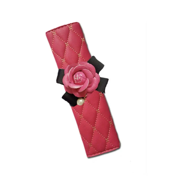 Protège-Ceinture En Cuir Rose Avec Camélia Rose - ConfortVoiture.fr
